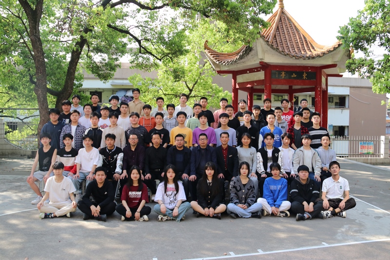 邵陽(yáng)市華龍中學(xué)高123班畢業(yè)合影